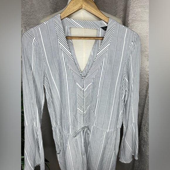 NWT Jessica Simpson Cambrea Striped Print V-Neck Romper in Gray & White Sz S - Picture 4 of 13